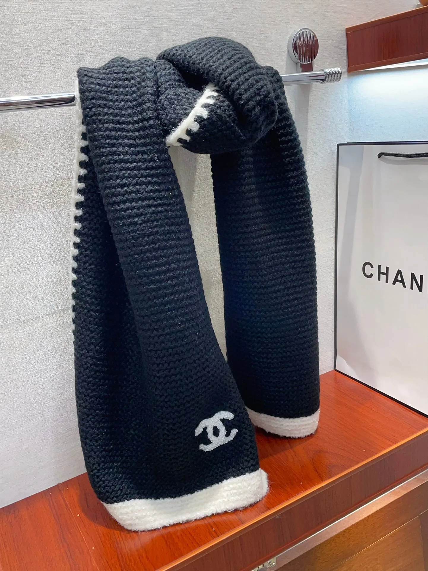 KNIT SCARF 200 CM IN BLACK CASHMERE WITH WHITE LOGO 383910